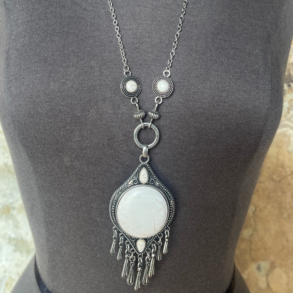 Paparazzi Majestic Mountaineer Necklace Silver tone and white stone